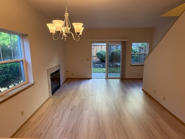Building Photo - CHARMING 2 BED, 2 BATH KIRKLAND TOWNHOME W...
