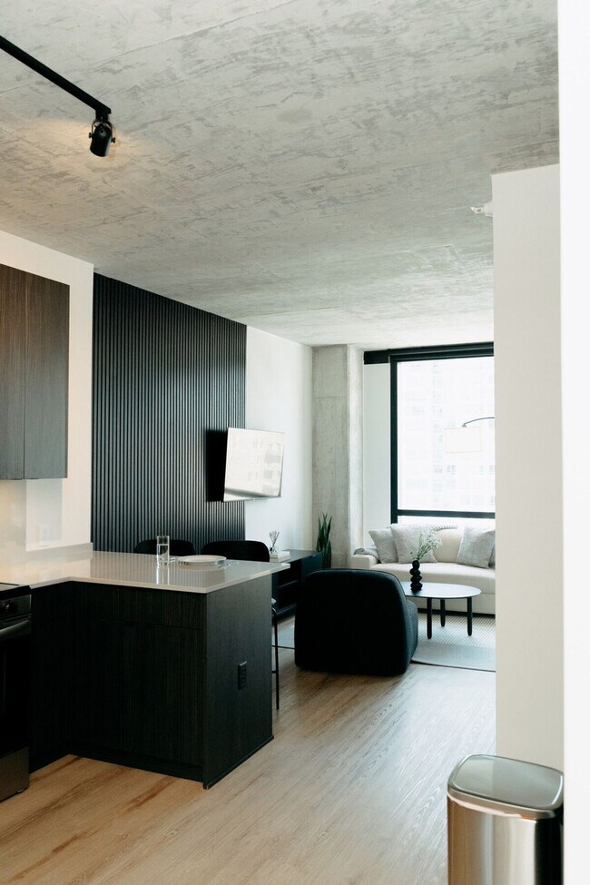 Building Photo - 755 S Clark St