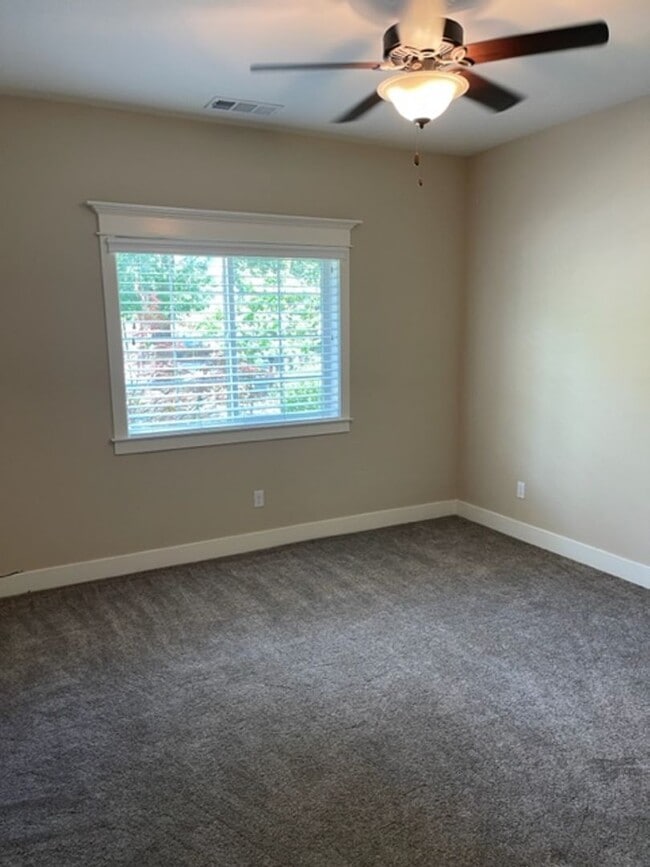 Building Photo - 3 Bedroom Home in Mistletoe Neighborhood