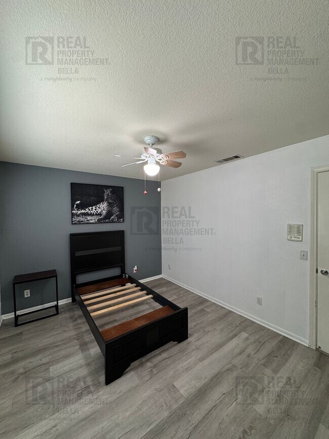 Building Photo - $750 MOVE-IN SPECIAL DISCOUNT AVAILABLE! Luxury Living Awaits: Stunning 4-Bedroom Cul-de-Sac Retr...