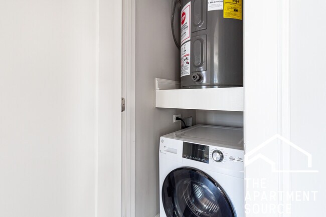 Building Photo - 817 W Lakeside Pl