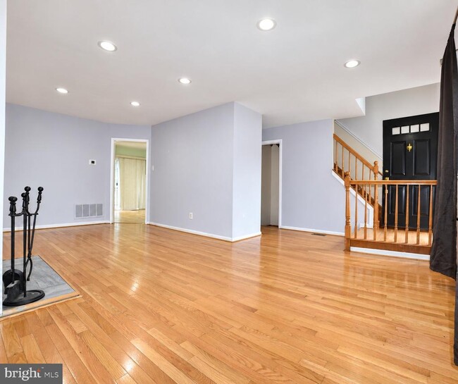 Building Photo - 604 Hillary Ct