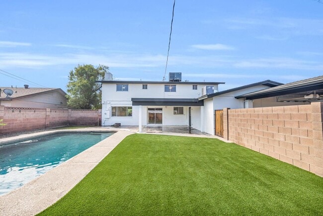 Building Photo - 6 Bedroom! 4 1/2 BATHS!  ASU! Diving Pool! Less than 1 mile to campus