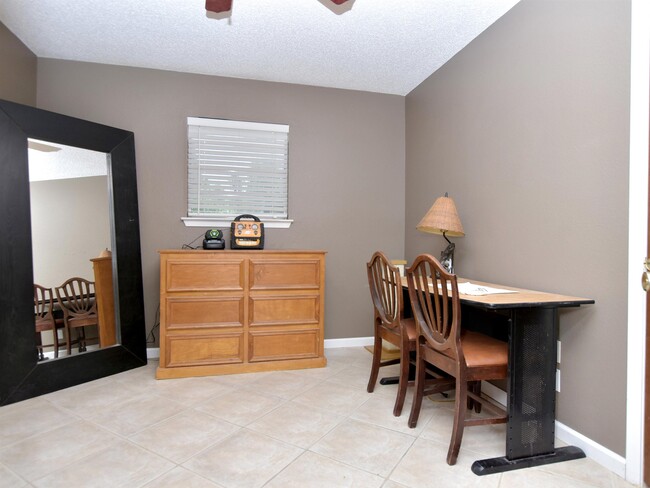Building Photo - 1301 Post Oak Cir