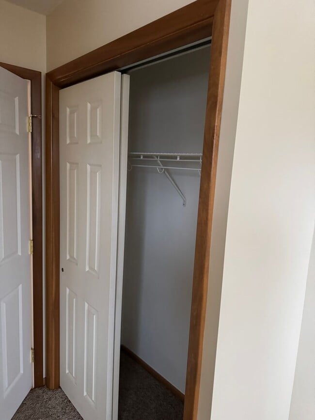 Building Photo - 2 bedroom 1 bath second floor unit