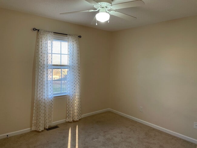 Building Photo - 3 bed 2 bath home