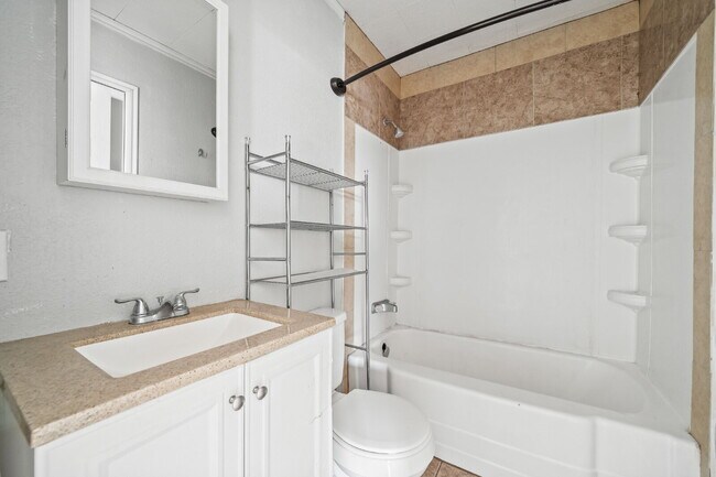 Building Photo - Cozy Home, Minutes from Texas Tech & Downt...