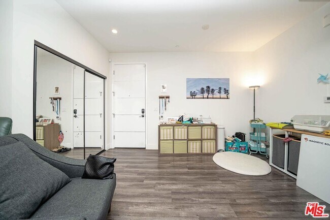 Building Photo - 1046 Serrano Ave