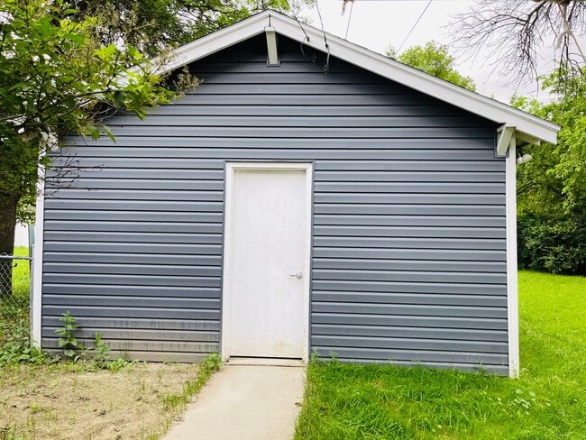 Building Photo - 3 bedroom house - Pet Friendly, Garage, Fenced Yard