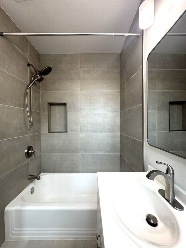 Building Photo - Fabulous Large Renovated 1BR/1BA in Histor...