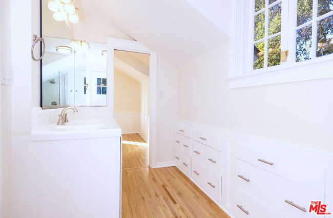 Building Photo - 1205 Oak Hill Ave