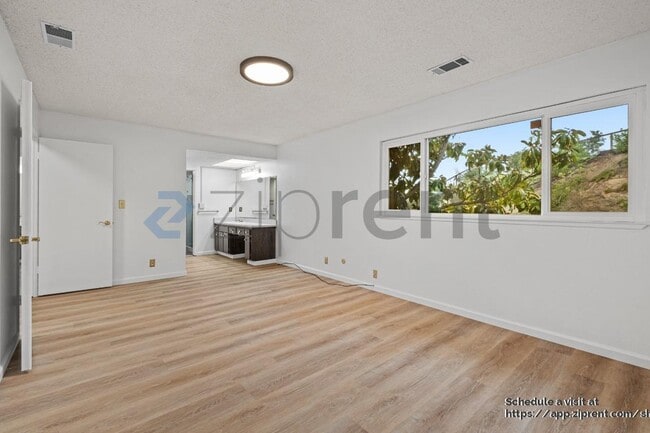 Building Photo - 60 Deerhaven Pl