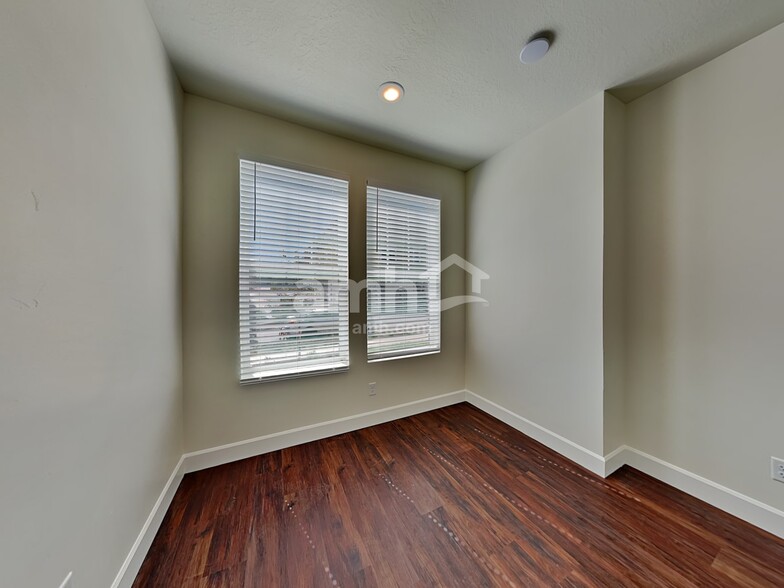 Building Photo - 11033 S Blue Bayou Dr