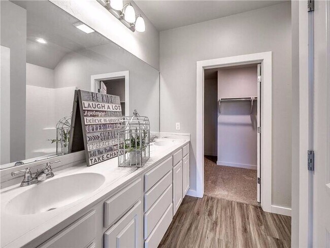 Building Photo - Beautiful 3/2 on a .56 acre lot!