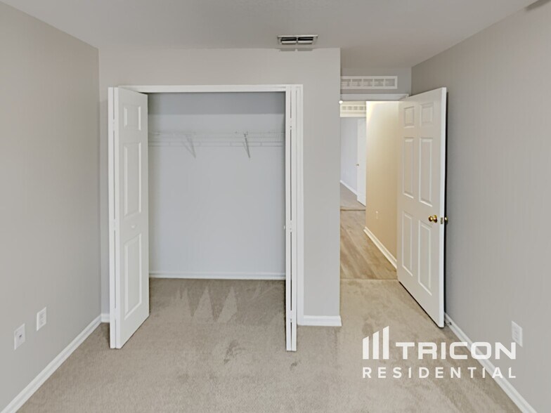 Building Photo - 921 Brenton Leaf Dr