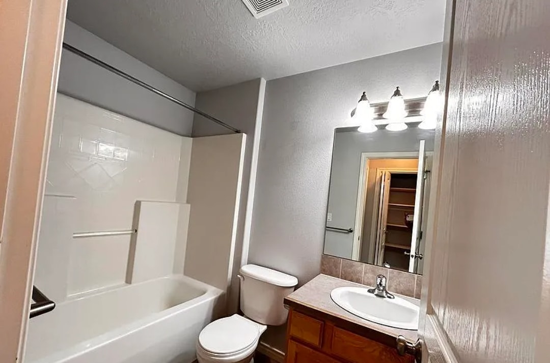 Full hall bathroom between bedrooms - 8455 W Harmonica Way