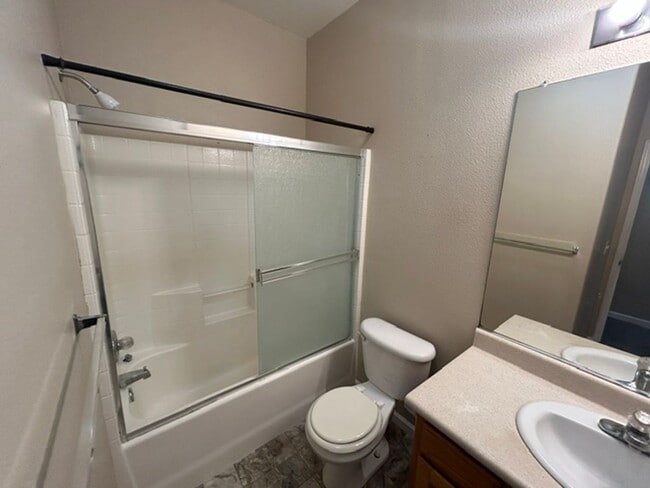 Building Photo - 3 Bedroom 2 Bathroom Home in SW Visalia! Close to Shopping and Restaurants!