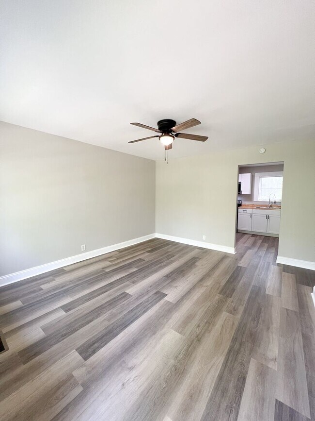 Building Photo - Completely Remodeled Home in Clarksville, TN – Just Off Madison Street!