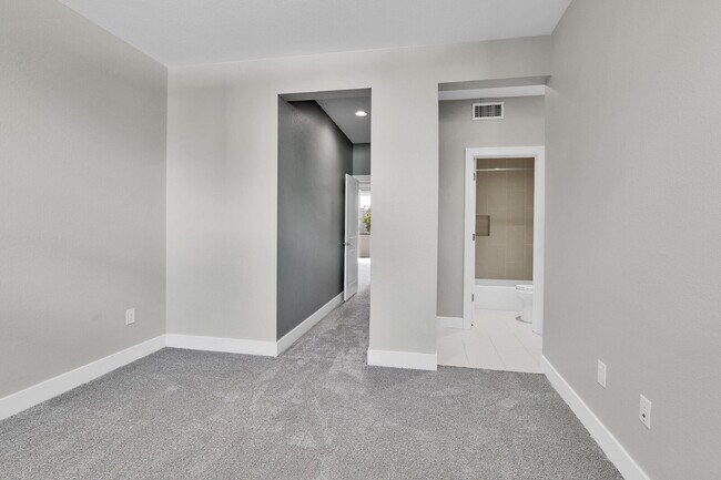 Building Photo - $2,850- 2 Bed/2.5-bathroom Townhome in Denver with Rooftop Deck!