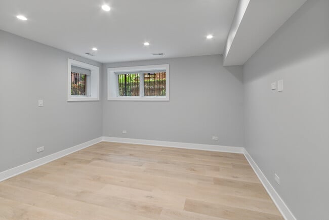 Building Photo - 935 W Winona St