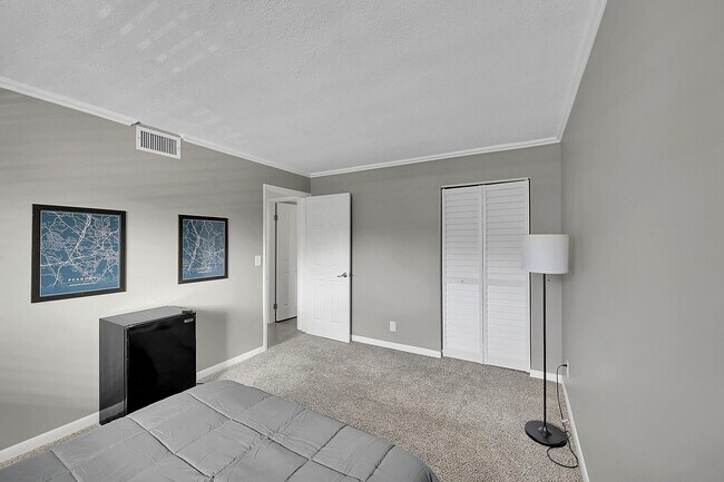 Building Photo - 2920 SW 22nd Ave