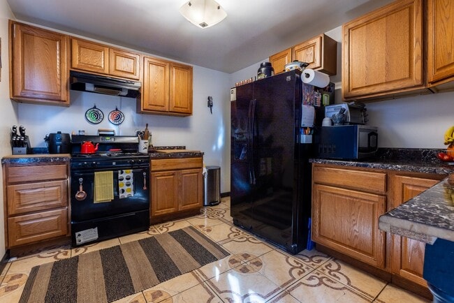 Building Photo - AVAILABLE AUGUST 2026 - Beautiful 2 bedroom Home on a Quiet Street!