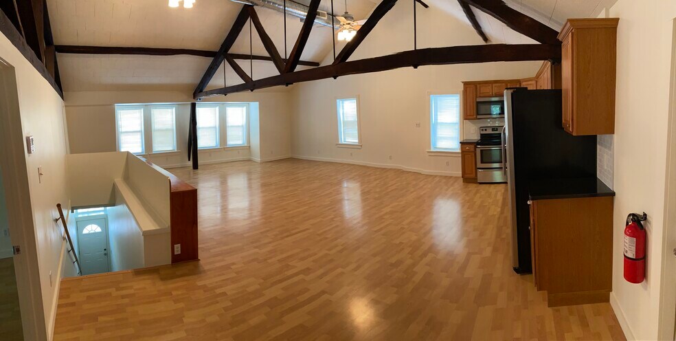 Building Photo - 114 S 6th St