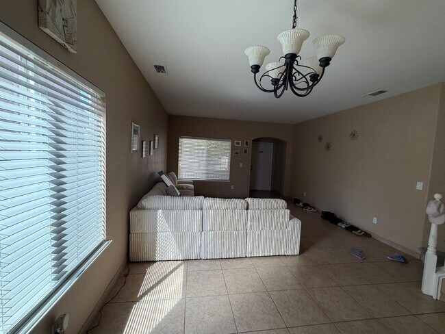 Building Photo - 12 Jackdaw Ct