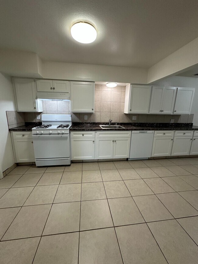 Building Photo - 707 N Villa Ave