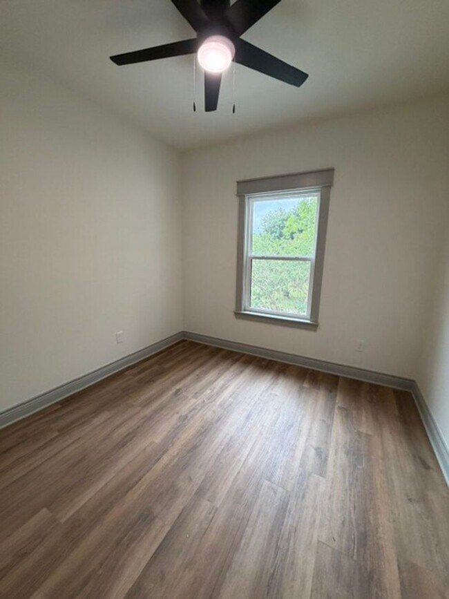 Building Photo - 301 Live Oak St