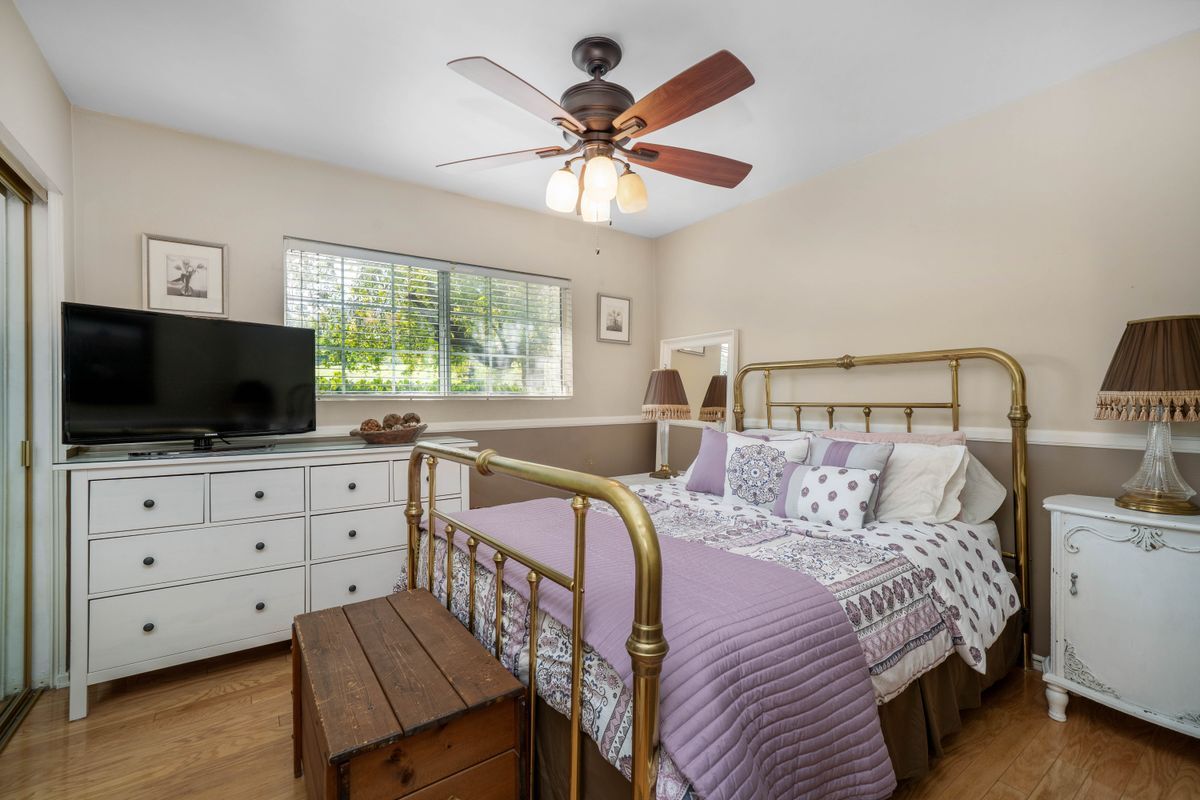Building Photo - 4571 Canoga Dr