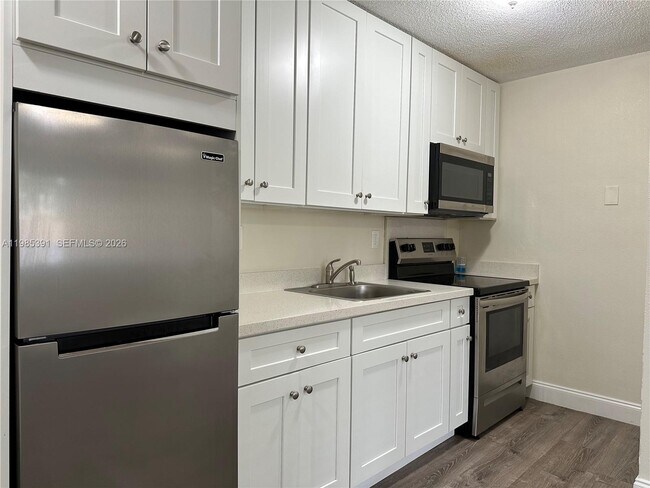 Building Photo - 5901 NE 18th Ave