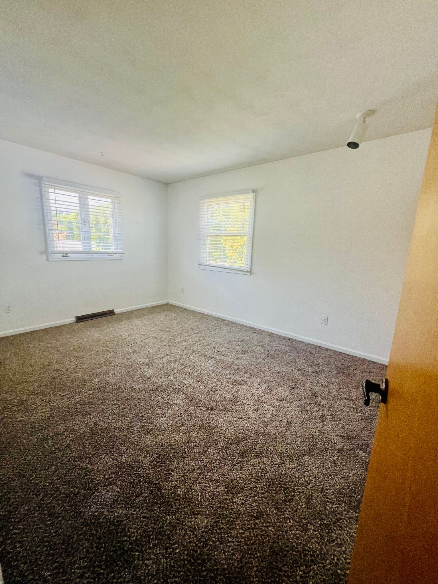 Building Photo - 5620 Cresthaven Ln
