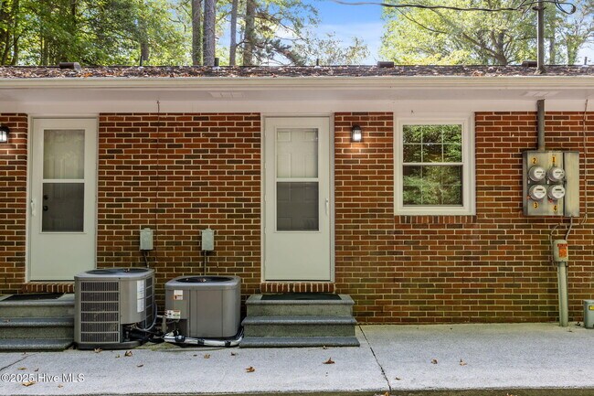Building Photo - 1190 Gould Rd