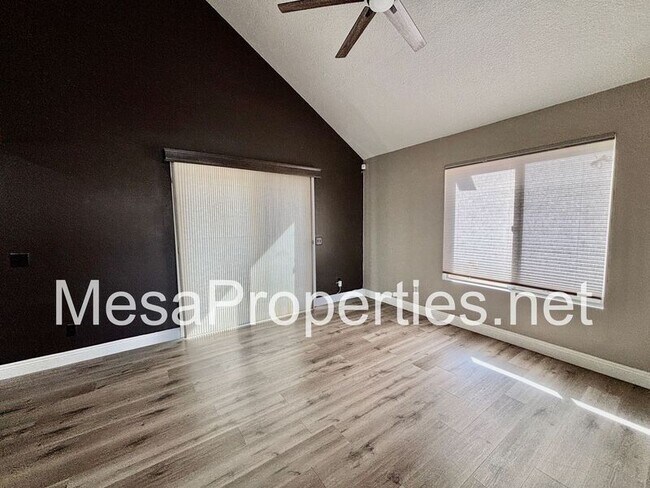 Building Photo - 13871 Oakmont Dr