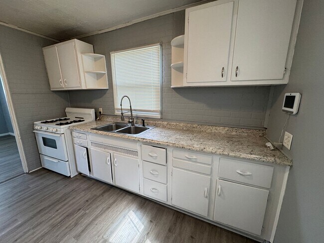 Building Photo - Eagledale 3 Bedroom 1 Bath