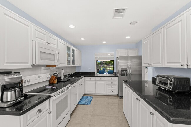 Building Photo - 5 Westgate Ln