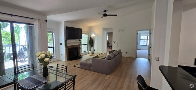 Building Photo - 448 Deerwood St