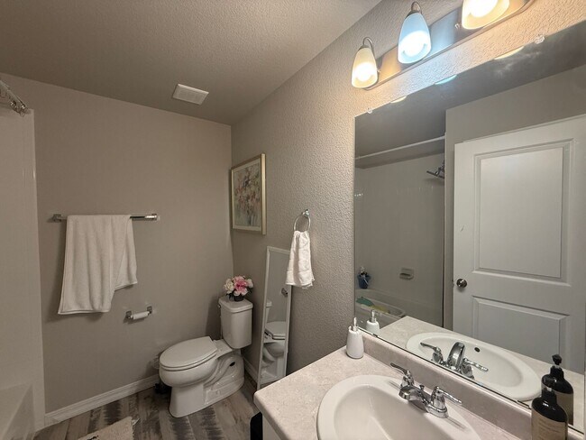 Building Photo - 4 Bed 3 Bath Home Minutes Away from Ft. Carson, Peterson SFB , & Schriever SFB!!