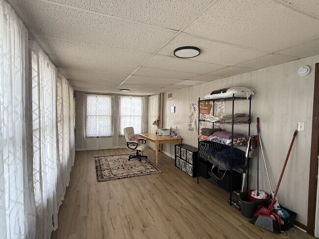 Building Photo - Furnished Home in Madison Heights available through October 31, 2026.