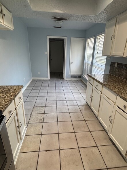 Building Photo - 2207 Heritage Cir