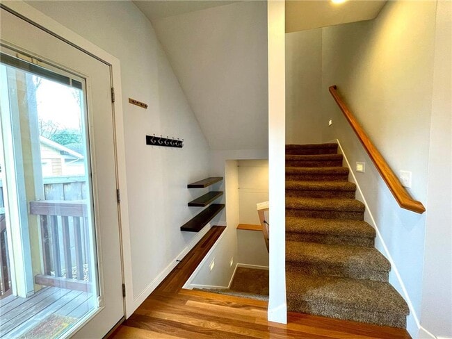 Building Photo - 403 Monroe Ave S