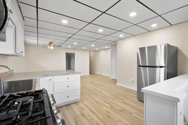 Building Photo - Gorgeous 2 bedroom in Pittsburgh available now!