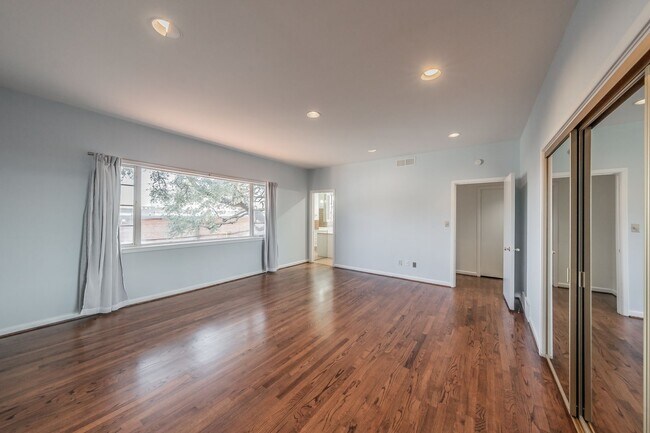 Building Photo - 2-bedroom, 2-bath condo located in the highly desirable Ridglea North neighborhood.