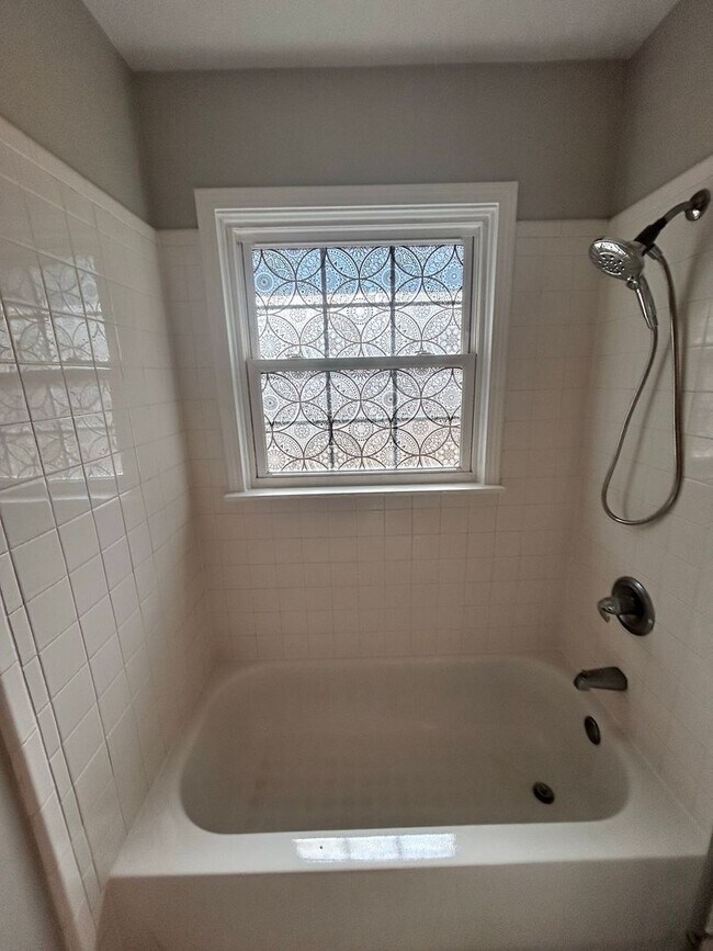 Building Photo - 3 Bedrooms off Mt. Gallant!!