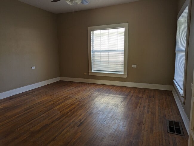 Building Photo - The Cutest 1 Bedroom on TX Side