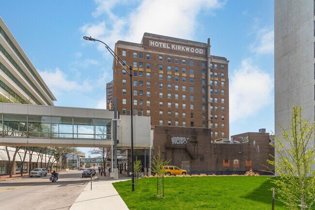 Building Photo - 400 Walnut St