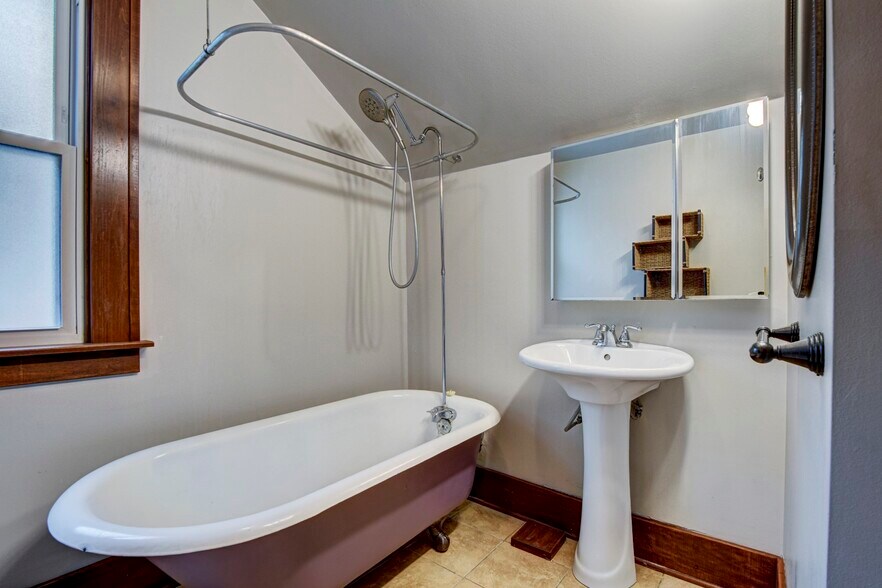 Building Photo - 816 N 43rd St