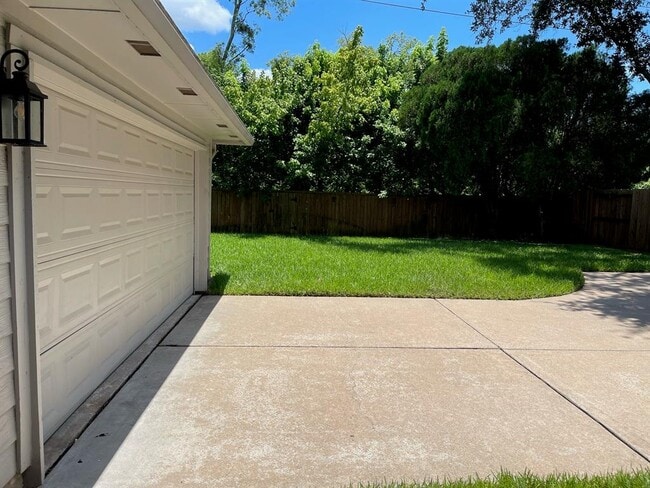Building Photo - 2215 Mill Creek Dr