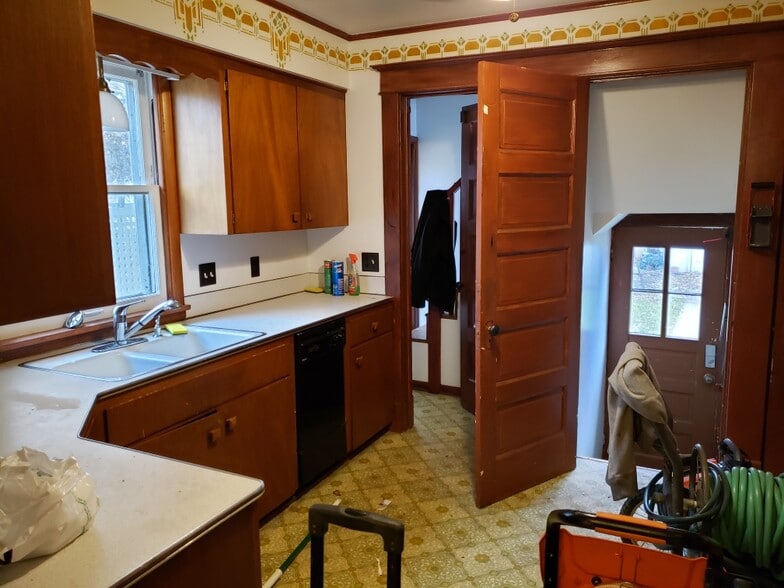 Building Photo - 1833 E 9th St